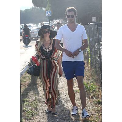 Paris Hilton mit Hut und Fächer