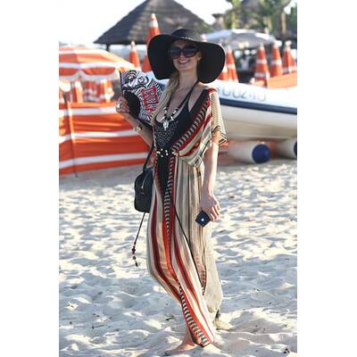 Paris Hilton mit Hut und Fächer