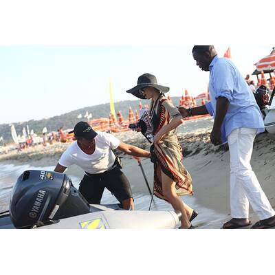 Paris Hilton mit Hut und Fächer