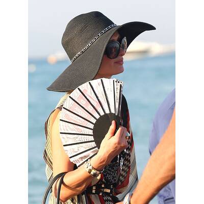 Paris Hilton mit Hut und Fächer