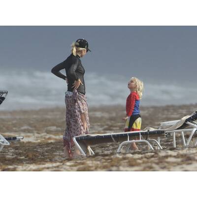 Gwen Stefani schütz sich vor Sonnenstrahlen