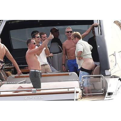 Elton John: Popo-Attacke