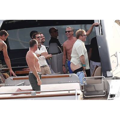 Elton John: Popo-Attacke