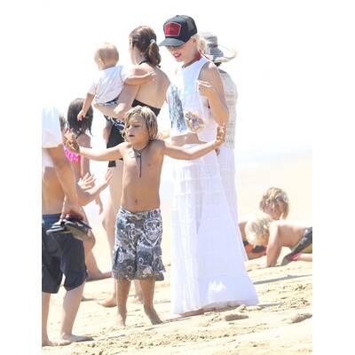 Gwen Stefani & ihre coolen Burschen am Strand