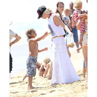 Gwen Stefani & ihre coolen Burschen am Strand