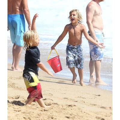 Gwen Stefani & ihre coolen Burschen am Strand