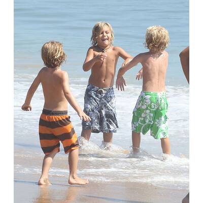 Gwen Stefani & ihre coolen Burschen am Strand