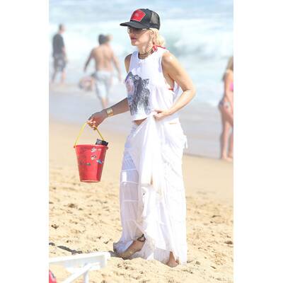 Gwen Stefani schütz sich vor Sonnenstrahlen