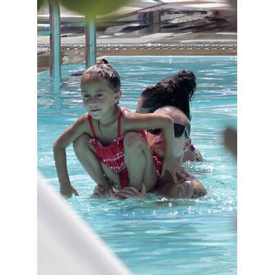 Lennnifer Lopez & Casper Smart: Pool-Time