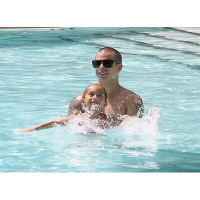 Lennnifer Lopez & Casper Smart: Pool-Time