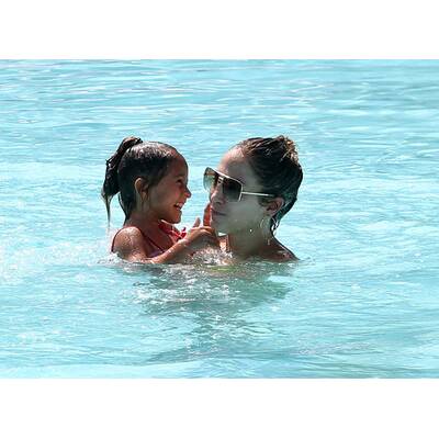 Lennnifer Lopez & Casper Smart: Pool-Time