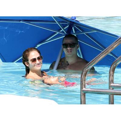Lennnifer Lopez & Casper Smart: Pool-Time