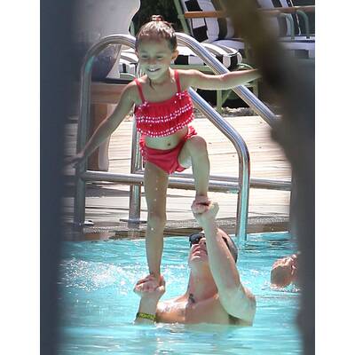 Lennnifer Lopez & Casper Smart: Pool-Time
