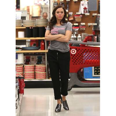 Rose McGowan kauft Weingläser ein