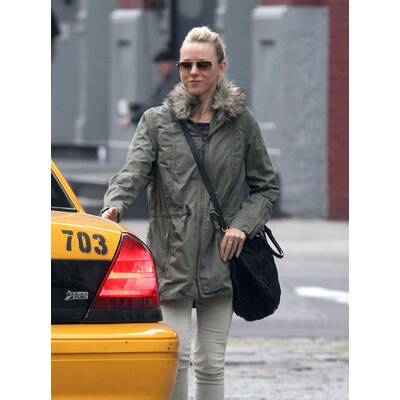 Naomi Watts braucht dringend ein Taxi