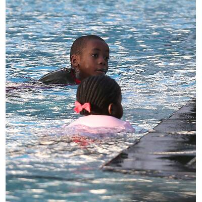Madonnas Kids: Spaß im Pool