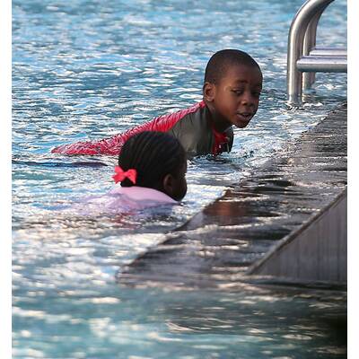 Madonnas Kids: Spaß im Pool