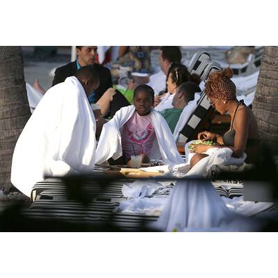 Madonnas Kids: Spaß im Pool