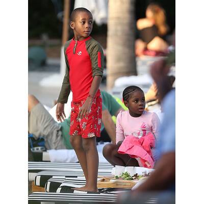 Madonnas Kids: Spaß im Pool