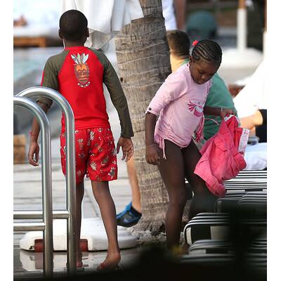 Madonnas Kids: Spaß im Pool