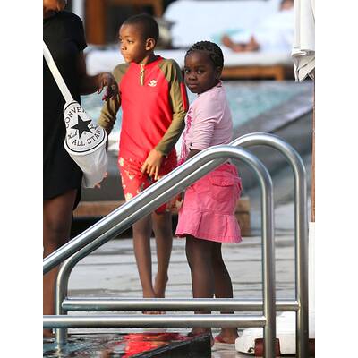Madonnas Kids: Spaß im Pool