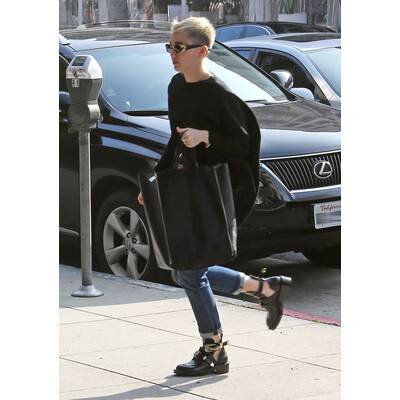 Miley Cyrus mit gewöhnungsbedürftigen Schuhen 