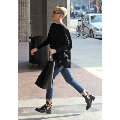 Miley Cyrus mit gewöhnungsbedürftigen Schuhen 
