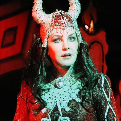Priscilla Presley als böse Hexe