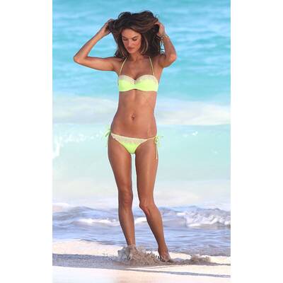 Alessandra Ambrosio verführt im Bikini
