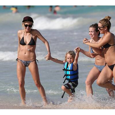 Urlaubs-Wonne: Ashlee Simpson plantscht mit Sohn auf Hawaii