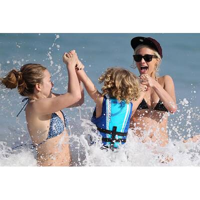 Urlaubs-Wonne: Ashlee Simpson plantscht mit Sohn auf Hawaii