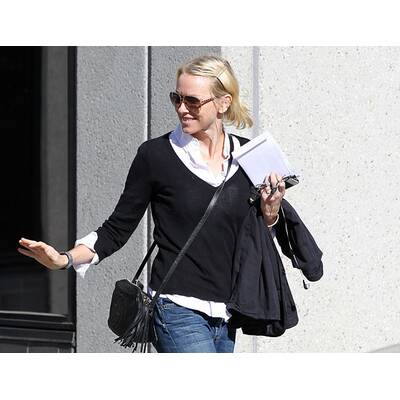 Naomi Watts: Make-up-freier Shopping-Tag