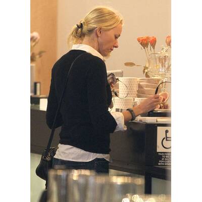 Naomi Watts: Make-up-freier Shopping-Tag