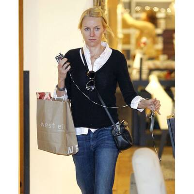Naomi Watts: Make-up-freier Shopping-Tag