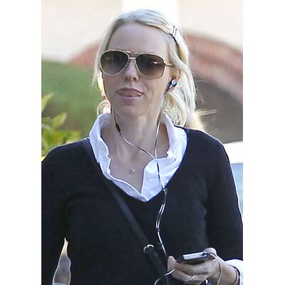 Naomi Watts: Make-up-freier Shopping-Tag