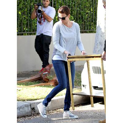 Charlize Theron packt mit an