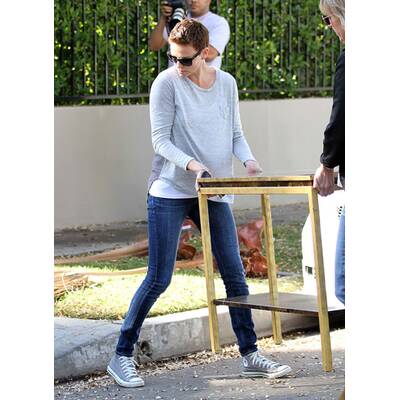 Charlize Theron packt mit an