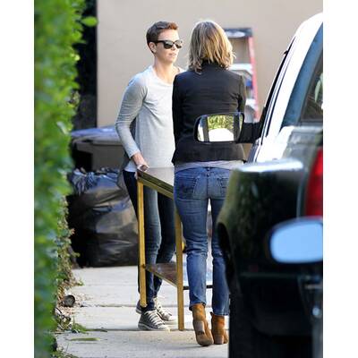 Charlize Theron packt mit an