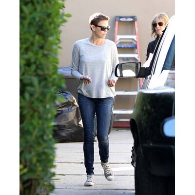 Charlize Theron packt mit an