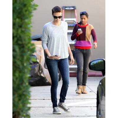 Charlize Theron packt mit an