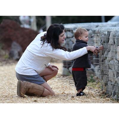 Selma Blair spielt mit ihrem Sohn im Park