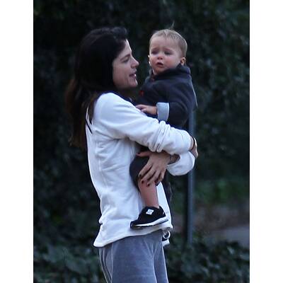 Selma Blair spielt mit ihrem Sohn im Park