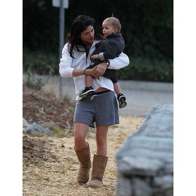 Selma Blair spielt mit ihrem Sohn im Park