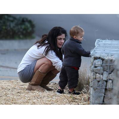 Selma Blair spielt mit ihrem Sohn im Park
