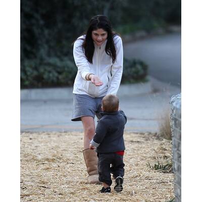 Selma Blair spielt mit ihrem Sohn im Park