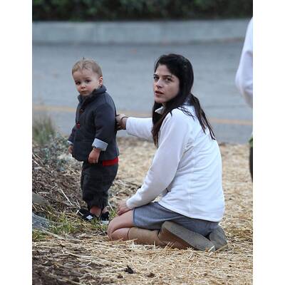 Selma Blair spielt mit ihrem Sohn im Park