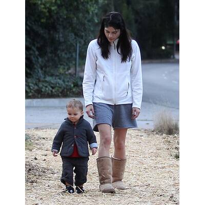 Selma Blair spielt mit ihrem Sohn im Park