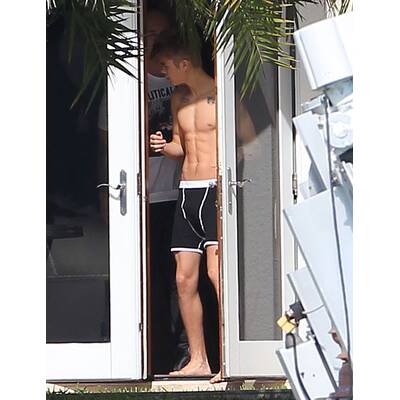 Justin Bieber trägt nur Slip & zeigt Muskeln