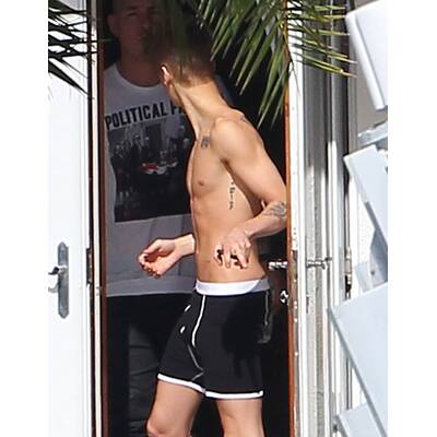 Justin Bieber trägt nur Slip & zeigt Muskeln