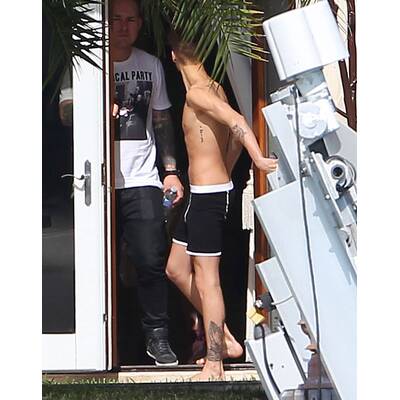 Justin Bieber trägt nur Slip & zeigt Muskeln